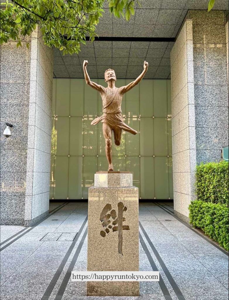 Yomiuri Building Hakone Ekiden sculpture